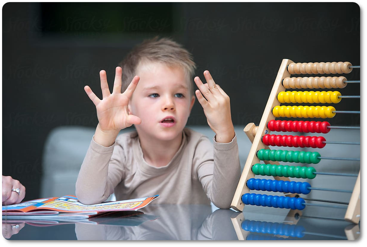 Можно считать на пальцах. Ребенок считает. Дети занимаются математикой. Дети до 5 лет. Учимся считать для детей.